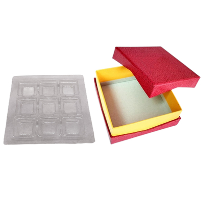 Rood Chocolade Stijf Document Giftvakje die 9Pcs met Plastic Duidelijke Binnenvoedselrang verpakken