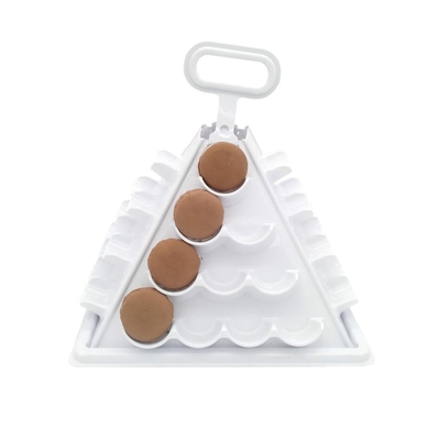 Het snoepje bevindt zich witte plastic de houders macaron toren van de 6 rij macaron piramide voor vertoning