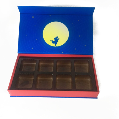 Uitstekende verpakking van een papieren cadeaubon met een plastic invoegbak