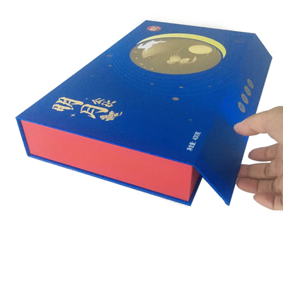 Uitstekende verpakking van een papieren cadeaubon met een plastic invoegbak