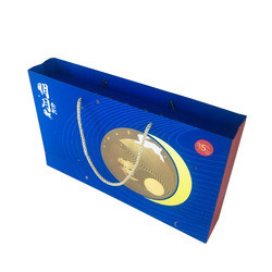 Uitstekende verpakking van een papieren cadeaubon met een plastic invoegbak