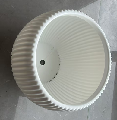 Grote bloempotten van HDPE-plastic met een dienblad en een keramische beveiliging voor pruimen, bamboe, kruisanten en orchideeën
